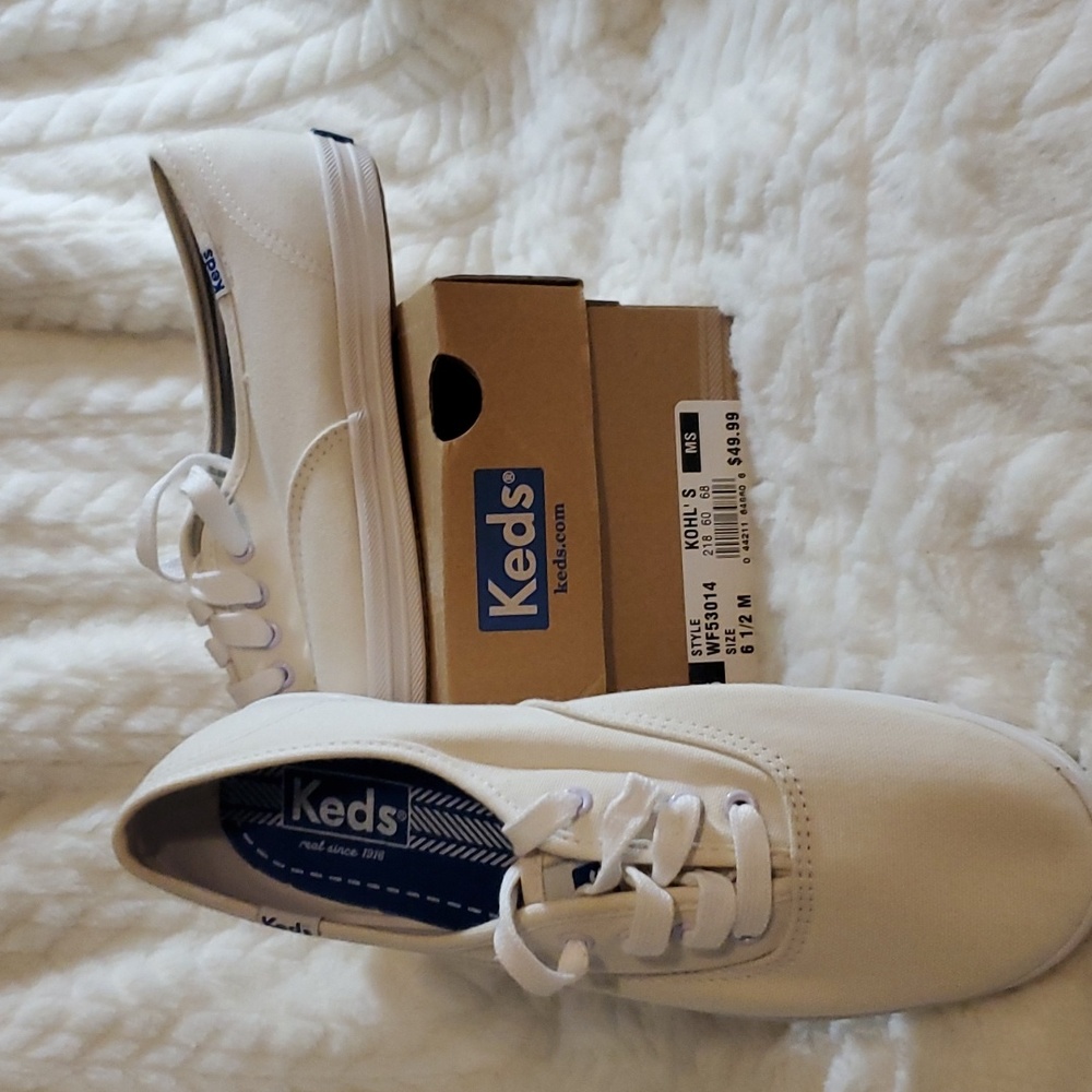NIB Keds canvas shoe.